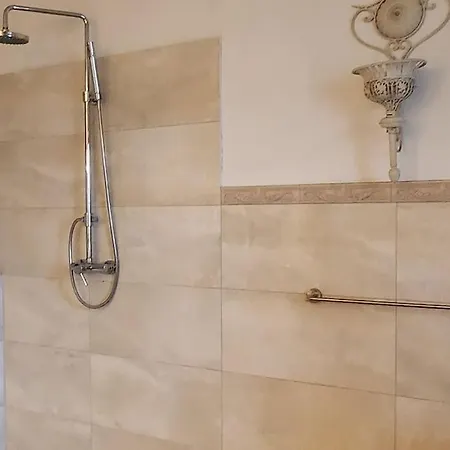 A La Maison Nah